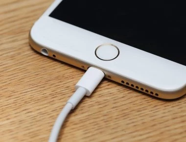 Αυτός είναι ο λόγος που δεν πρέπει να φορτίζουμε το κινητό μας τη νύχτα